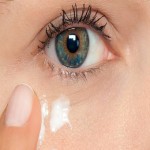 کرم دور چشم ضد حساسیت؛ آب رسانی ضد تیرگی مناسب پوست (چرب خشک)