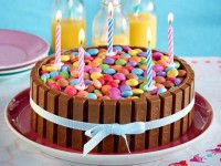 کیک تولد 2 کیلویی؛ ظاهری متقارن (نرم لطیف اسفنجی) آرد کم پروتئین