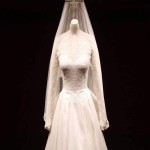 لباس عروس کیت میدلتون؛ ابریشمی دست دوز (تور دنباله دار) سبک ویکتوریایی