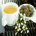 چای سفید چینی (بلومینگ) دارویی سوزنی نقره ای پشمی بی رنگ‌ Chinese