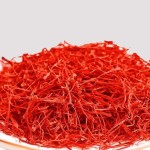 زعفران یک گرمی دردانه؛ حالت رشته ای قرمز رنگ خشک Saffron