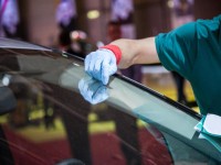شیشه پاک کن خودرو؛ رایحه متفاوت ترکیبات (آب مواد شوینده آمونیاک کلر) اسپری