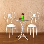 میز و صندلی فلزی کوچک به دلیل زیبایی ساده و خاص‌شان مناسب بالکن و روف گاردن