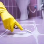 جرم گیر کاشی حمام یک راه حل قدرتمند با اثربخشی برای تمیزکردن کاشی‌های حمام