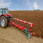 ادوات کشاورزی تراکتور؛ گاو آهن کلوخ شکن مناسب آماده سازی زمین