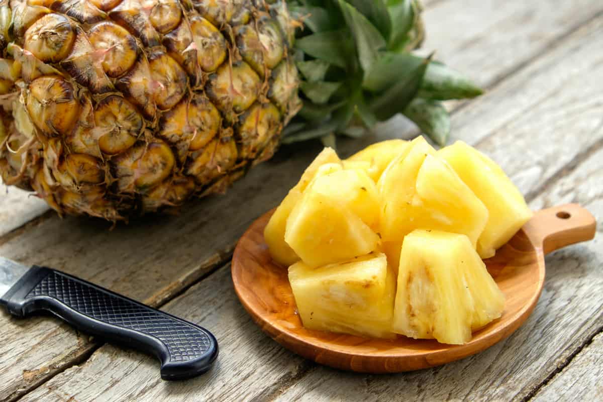آناناس امروز در تره بار Pineapple منبع غنی آهن کلسیم ویتامین