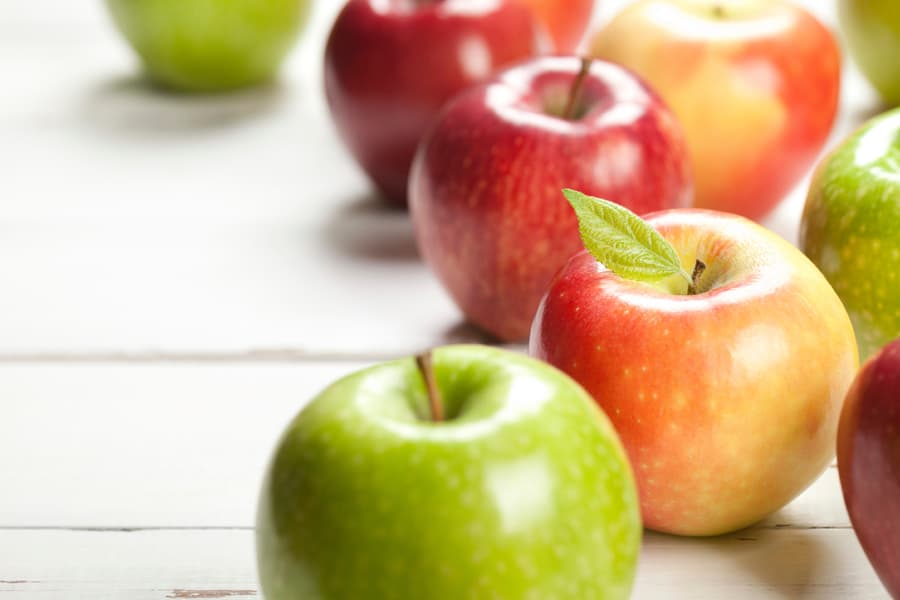 سیب امروز در ارومیه؛ زرد سبز قرمز حاوی ویتامین A B1 E تقویت پوست