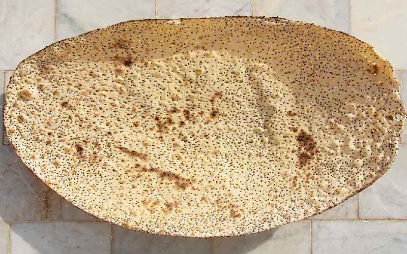 نان خشک اردستان؛ سبوس دار تنوری سنتی فاقد جوش شیرین