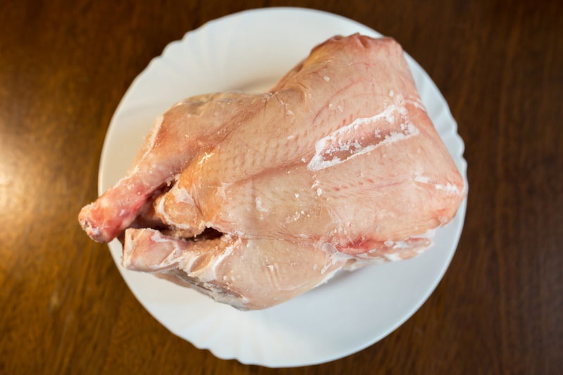گوشت مرغ یخ زده؛ سفید حاوی پروتئین ویتامین B6 وزن (1.2 1.6) کیلوگرم
