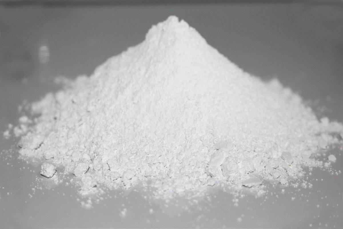 کربنات کلسیم سدیم (سنگ آهک) جامد سفید شامل آمونیاک نمک