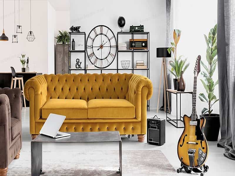 مبل چستر رنگ طوسی و زرد؛ دسته پایه‌ قدرتمند مستحکم sofa