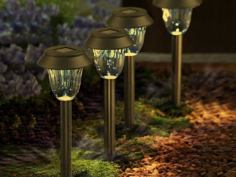 لامپ خورشیدی باغی؛ پلاستیک فلزی 3 کاربرد تزئینی حیاط باغچه