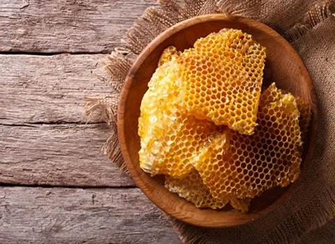 عسل موم دار طبیعی؛ آنتی اکسیدان کرمی شفاف آهن فسفر magnesium - آراد برندینگ