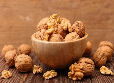 گردو تازه با پوست؛ طعم دلپذیر تقویت حافظه غذاهای سنتی walnut