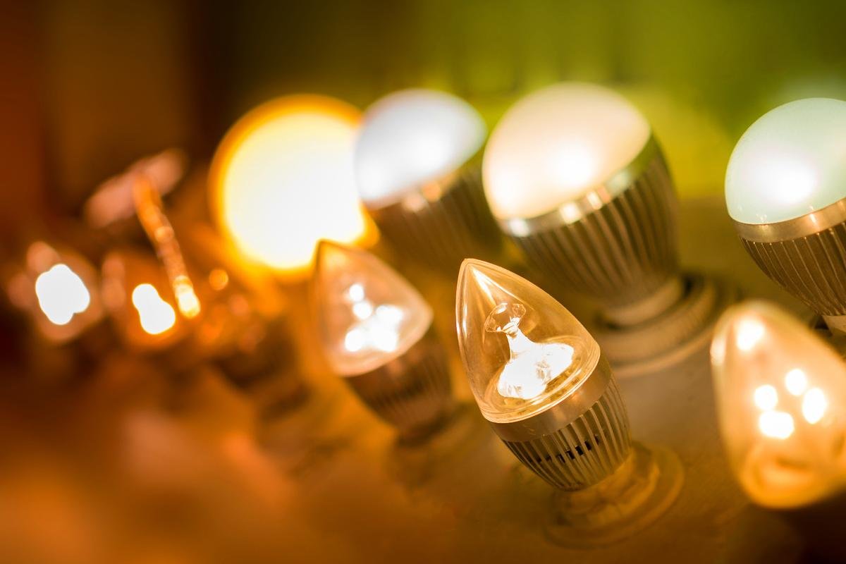 خرید لامپ ال ای دی شمعی بروکس