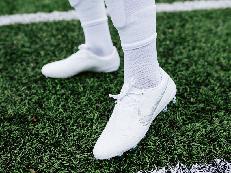 مشخصات جوراب ورزشی فوتبال سفید