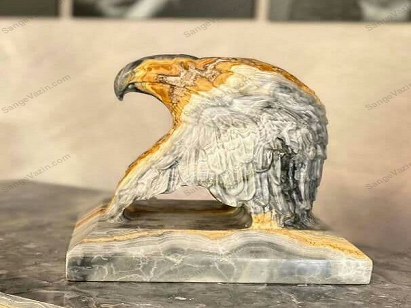 مجسمه سنگی عقاب