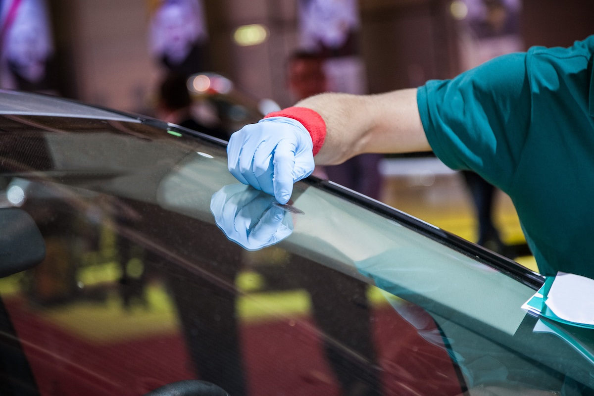 مشخصات شیشه نشکن خودرو