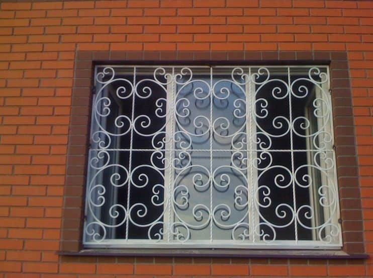 پنجره آهنی طرح دار