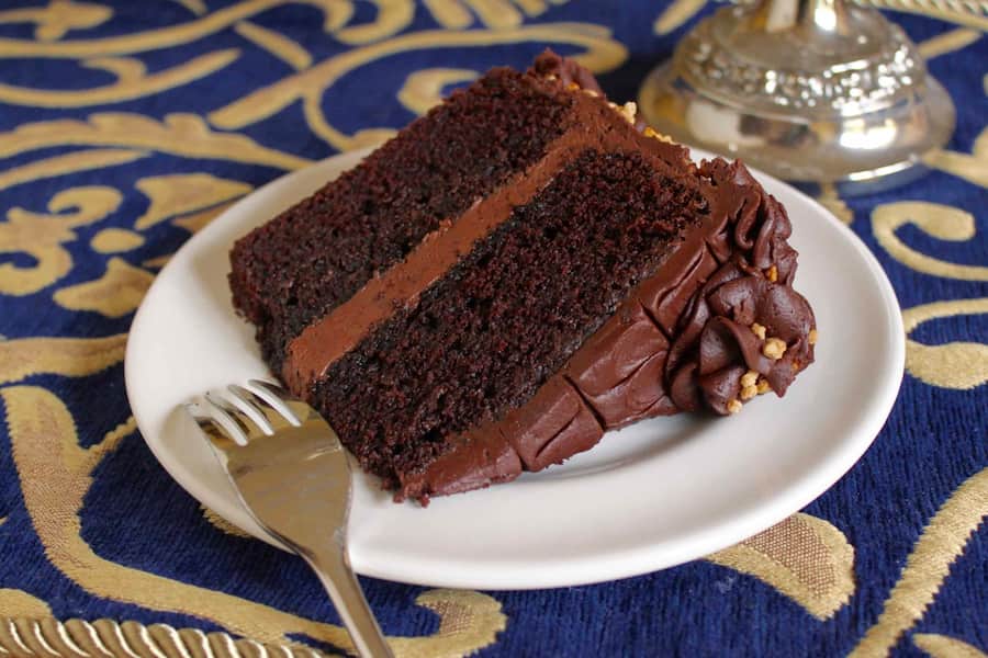 سس شکلات روی کیک با پودر کاکائو
