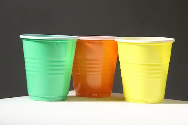 لیوان یکبار مصرف پلاستیکی رنگی