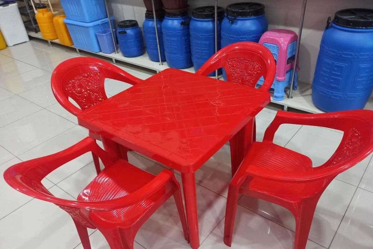 صندلی پلاستیکی قرمز