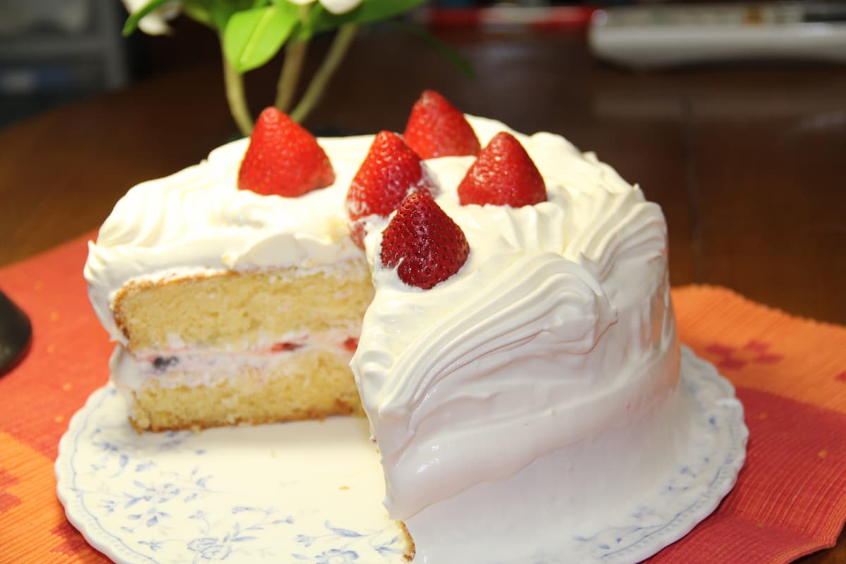 کیک ساده خامه ای برای تولد