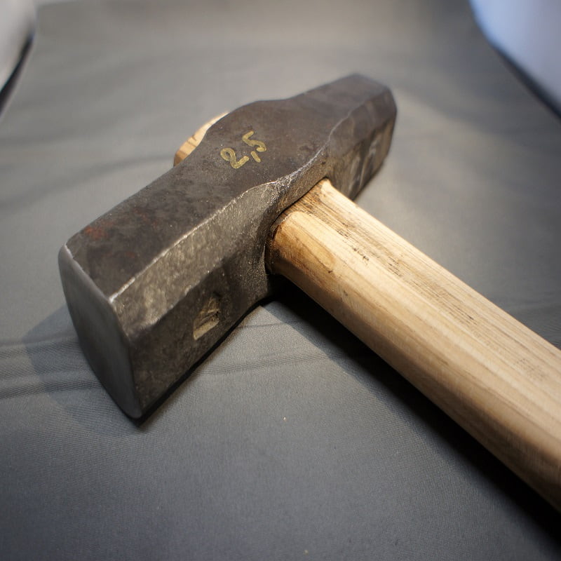 چکش فلزی با دسته چوبی