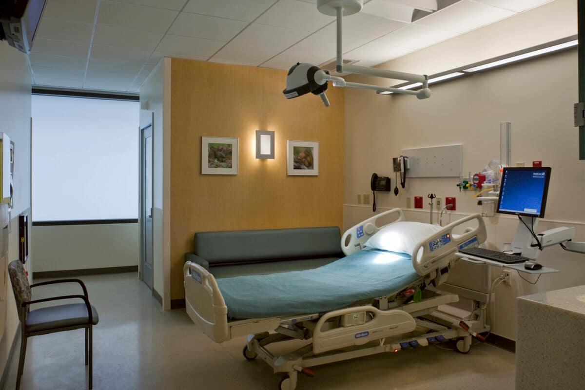 عکس دختر رو تخت بیمارستان برای پروفایل