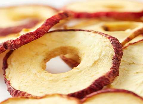 Le guide ultime des pommes séchées : nutrition, avantages, durée de conservation et délicieuses recettes
