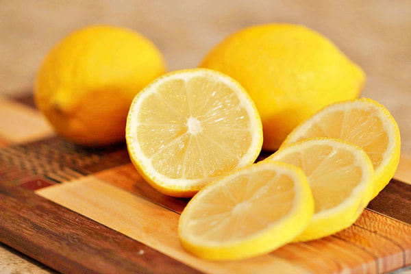 Grossiste de citrons de qualité sur le marché blanc
