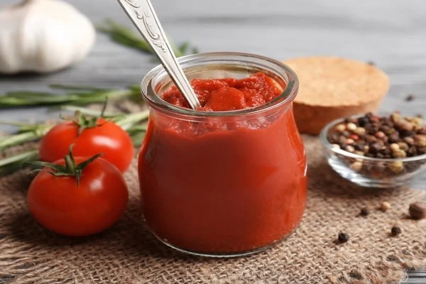 Faire de la pate de tomate pour l'hiver à la maison, c'est mieux pour vous