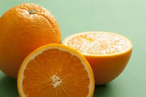 Fruit orange petit rond avec la meilleure qualité