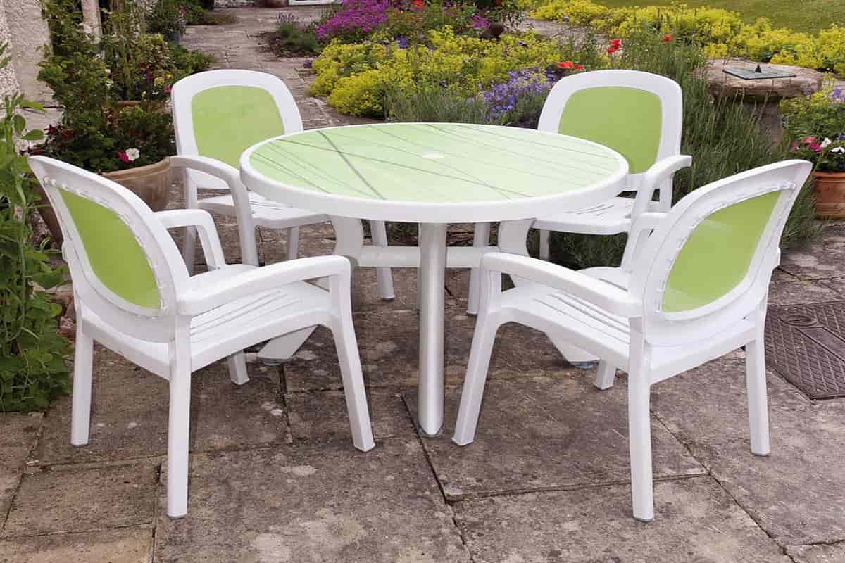 Tavolo e sedie da esterno in plastica - Arredamento e Casalinghi In vendita  a Udine